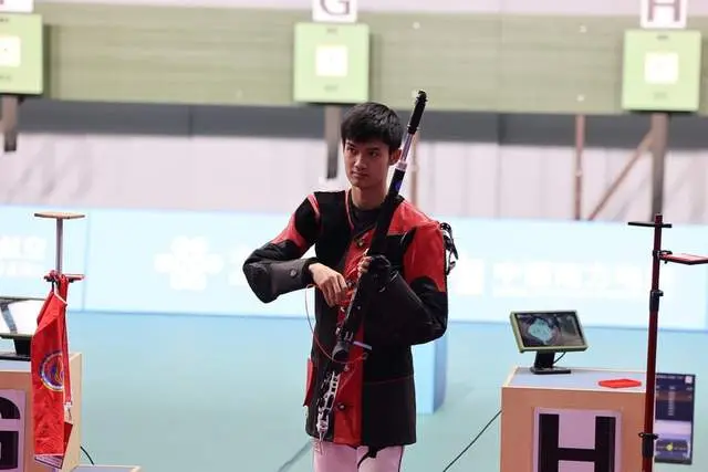 喜欢他, 的盛李豪只