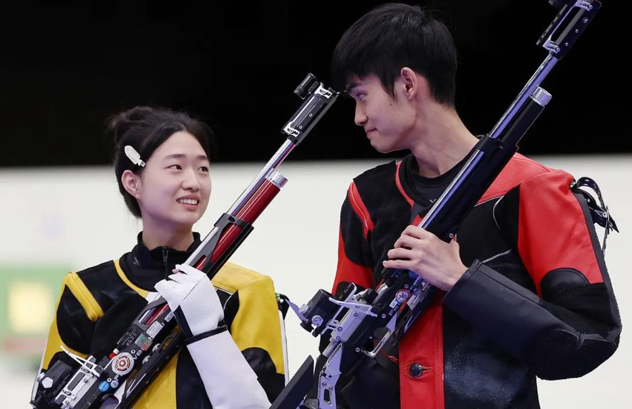 丹尼斯手中, 这种无脑捧